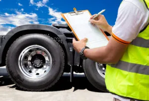 contrôle du camion et des pneumatique poids lourd, pratique en 2024