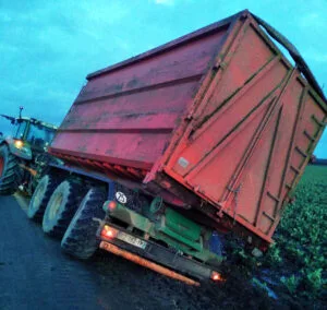 camion poids lourd en panne embourbe enlisé à Meaux