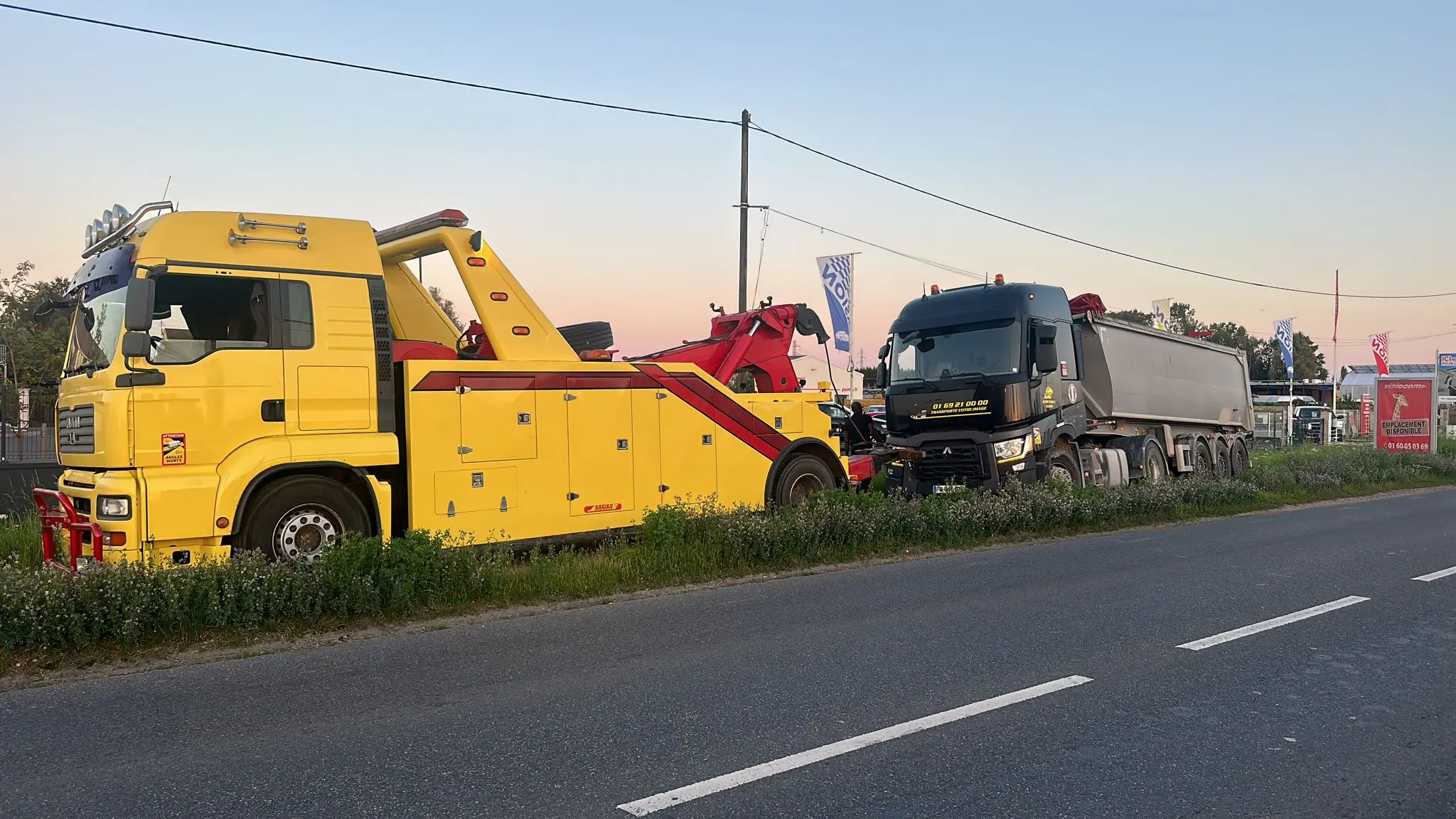 Camion poids lourd Renault en panne sur le bord d'une route nationale